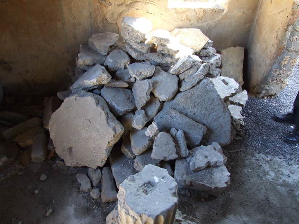 I.11.11 Pompeii. December 2006. Room for the clients/customers, south wall and window onto bar-room of thermopolium.