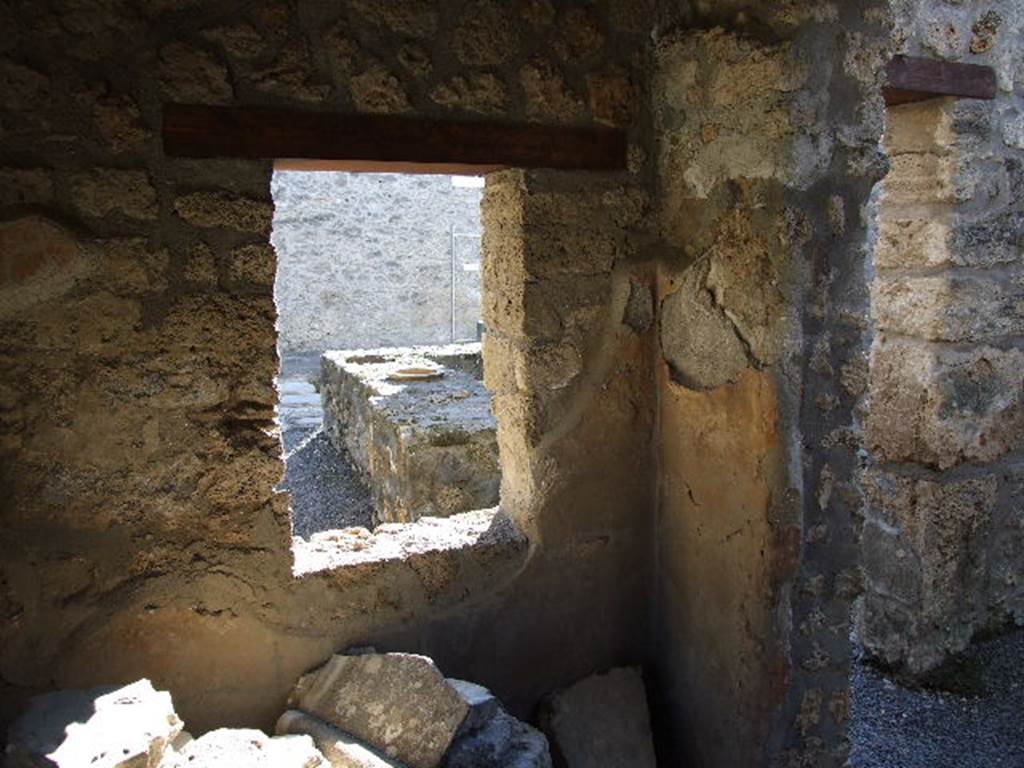 I.11.11 Pompeii. December 2006. South-west corner of room, on north side of thermopolium.