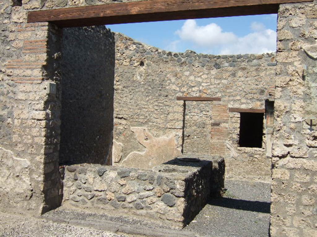 I.11.11 Pompeii. September 2005. Entrance with counter.
