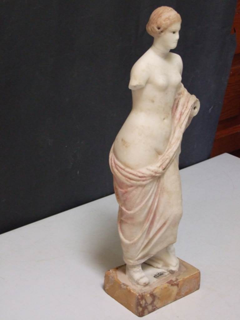 I.11.12 Pompeii.  March 2009.  White marble Venus statuette.  
Found 1958 in the Aedicula Niche on the south wall of the garden.
SAP Inventory number: 12164.

