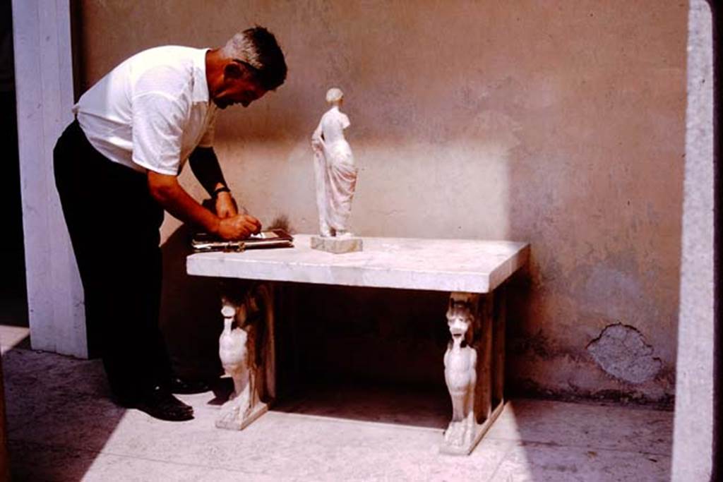 I.11.12 Pompeii. 1964. Getting the Venus ready to be photographed. Photo by Stanley A. Jashemski.
Source: The Wilhelmina and Stanley A. Jashemski archive in the University of Maryland Library, Special Collections (See collection page) and made available under the Creative Commons Attribution-Non Commercial License v.4. See Licence and use details.
J64f2050
