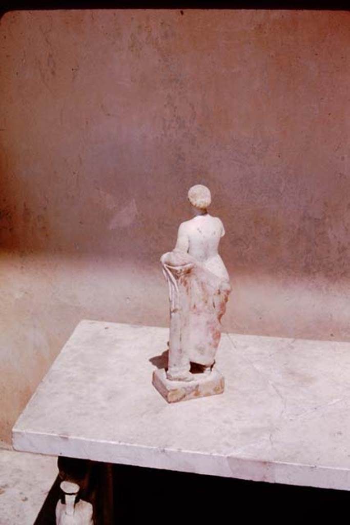 I.11.12 Pompeii. 1964. Rear view of Venus, on marble table.  Photo by Stanley A. Jashemski.
Source: The Wilhelmina and Stanley A. Jashemski archive in the University of Maryland Library, Special Collections (See collection page) and made available under the Creative Commons Attribution-Non Commercial License v.4. See Licence and use details.
J64f2047
