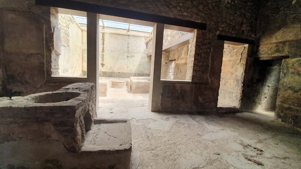I.11.16 Pompeii. April 2004. Largest of the two openings in the bar counter.
Photo courtesy of Nicolas Monteix.
