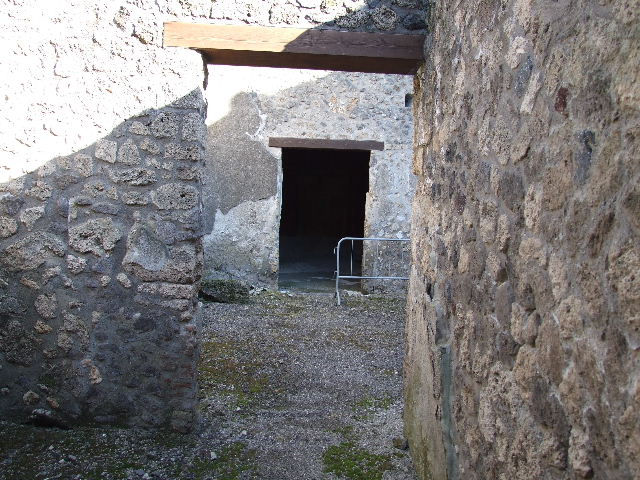 I.11.17 Pompeii. September 2005. Entrance with small room to side.  