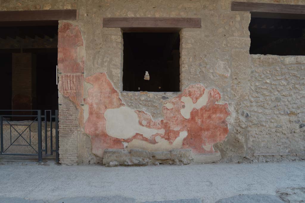 I.12.3 Pompeii. Old photo c.1915 of painting of Minerva at top right of doorway.
See Fröhlich, T., 1991. Lararien und Fassadenbilder in den Vesuvstädten. Mainz: von Zabern. F10, Taf. 54,3.
