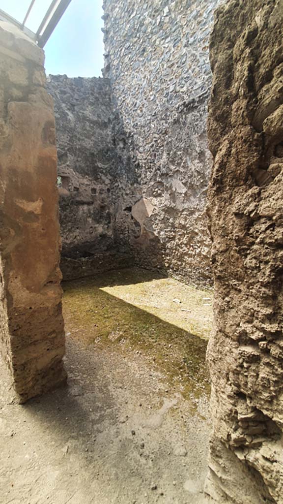 I.12.5 Pompeii. July 2021. 
Doorway into small room at north end of west wall of garden area.
Foto Annette Haug, ERC Grant 681269 DÉCOR.
