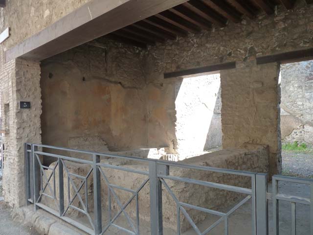I.12.5 Pompeii. September 2017. Looking south-west from entrance doorway. Photo courtesy of Klaus Heese.