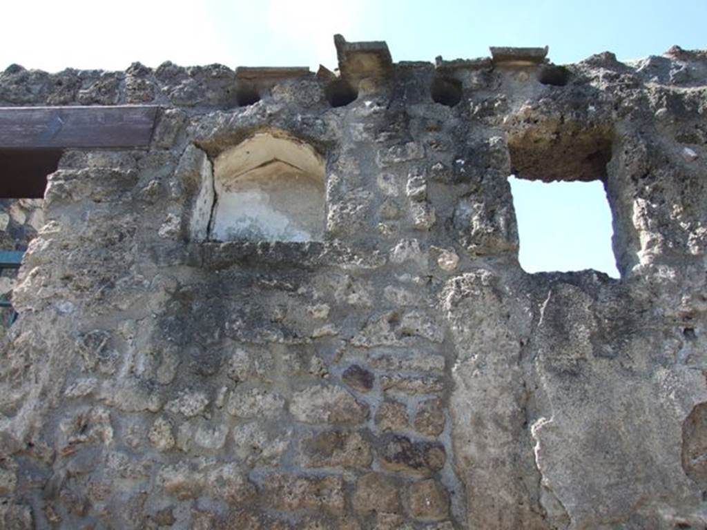 I.12.7 Pompeii. March 2009. Exterior wall with niche and small window on north side of entrance.