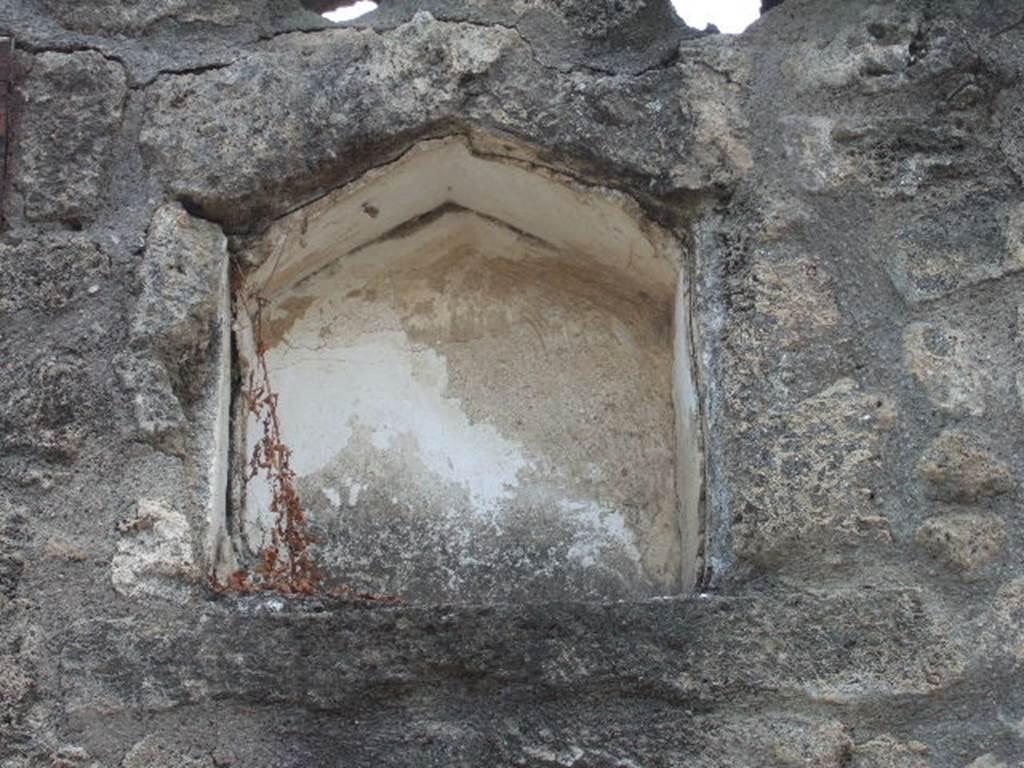I.12.7 Pompeii.  December 2005. Niche on outside wall