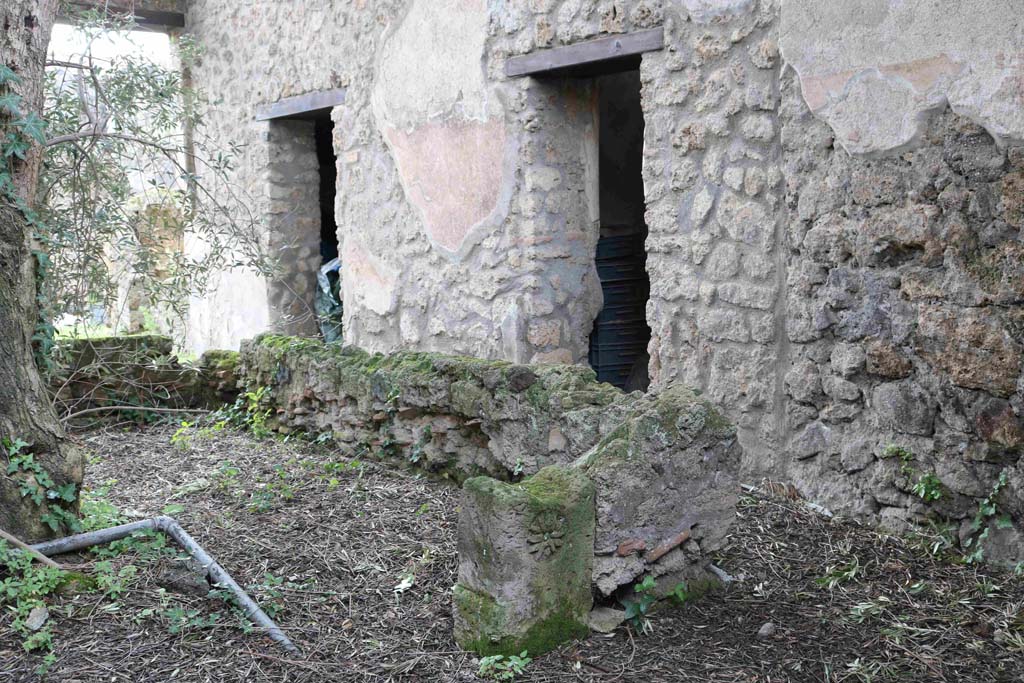 I.12.8 Pompeii. December 2018. 
Room 9, peristyle garden, looking towards west wall and doorways to rooms 10 and 11. Photo courtesy of Aude Durand.

