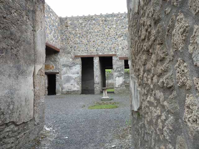 I.13.2 Pompeii. July 2018. 
South-west corner of atrium, with doorway to closed tablinum, on left, corridor to garden, centre, and window of triclinium, on right. 
Photo courtesy of Johannes Eber.
