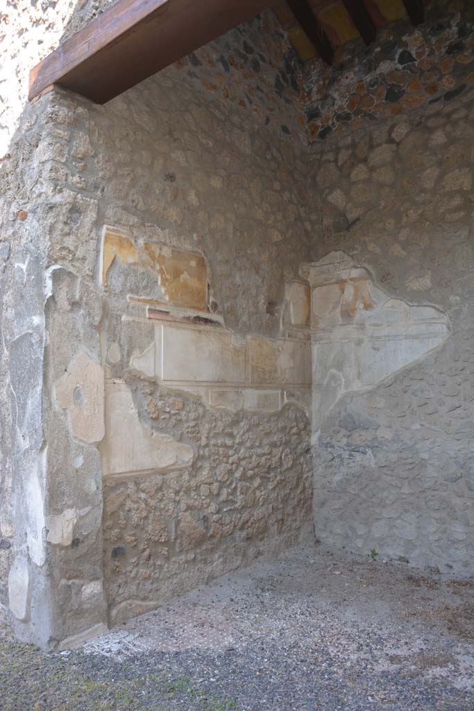 I.13.2 Pompeii. July 2018. Looking south across summer triclinium towards south wall with lararium niche.
Photo courtesy of Johannes Eber.
