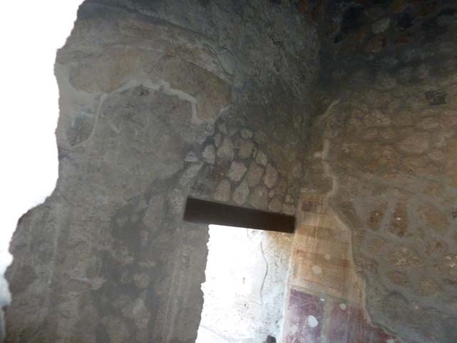 I.13.2 Pompeii. July 2018. North wall of Kitchen, painted lararium with niche, and serpent below.
Photo courtesy of Johannes Eber.
