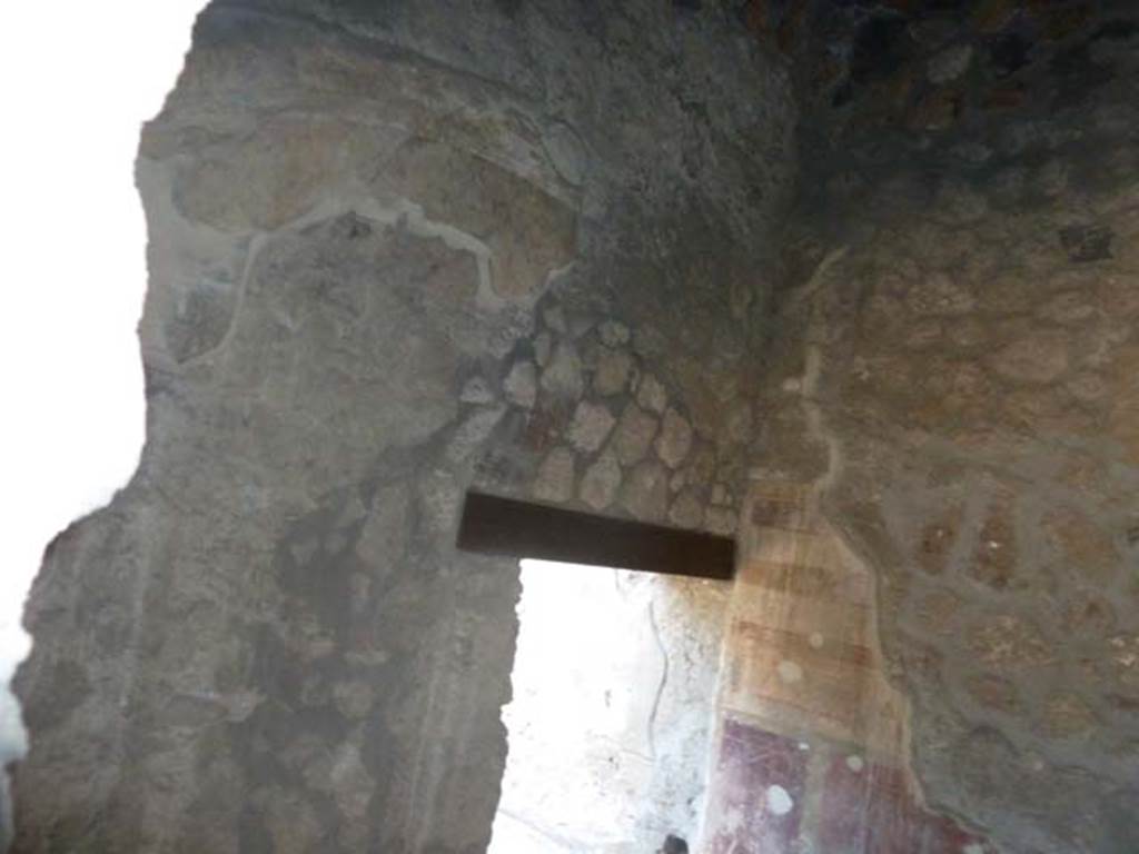 I.13.2 Pompeii, September 2015. South wall of anteroom, with small doorway to oecus.   Taken through window from I.13.3.
