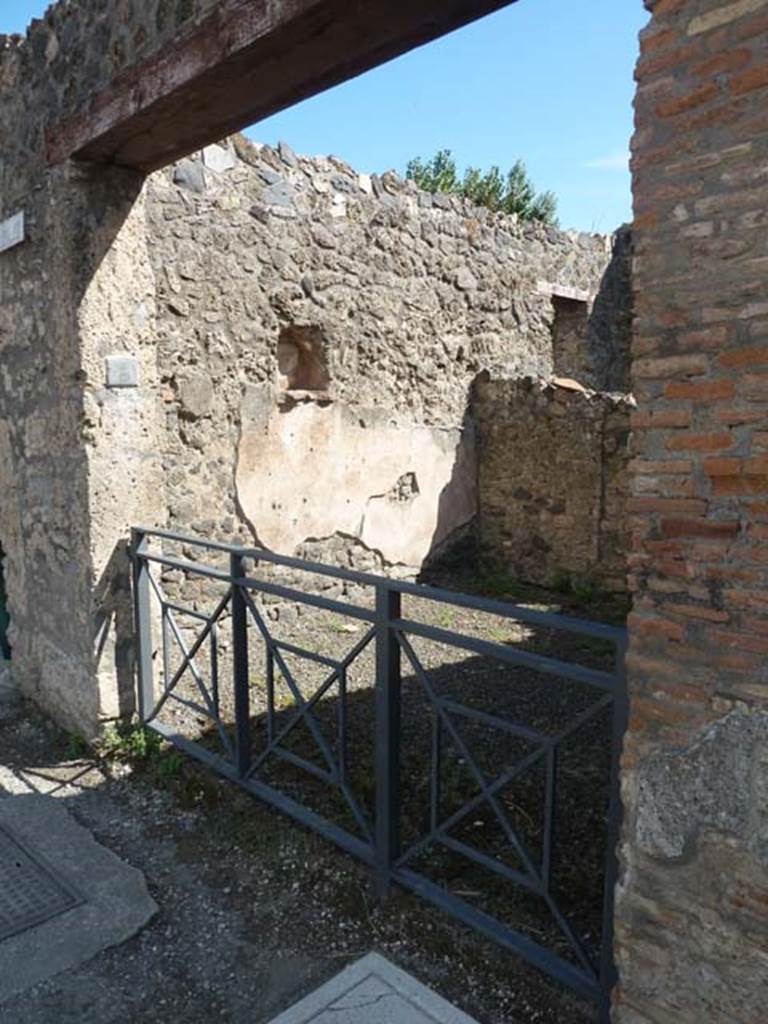 I.13.5 Pompeii. September 2015. Entrance doorway on Via dell’Abbondanza.