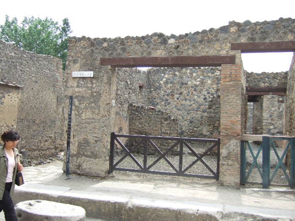 I.13.5 Pompeii. May 2006. Entrance on Via dell’Abbondanza.