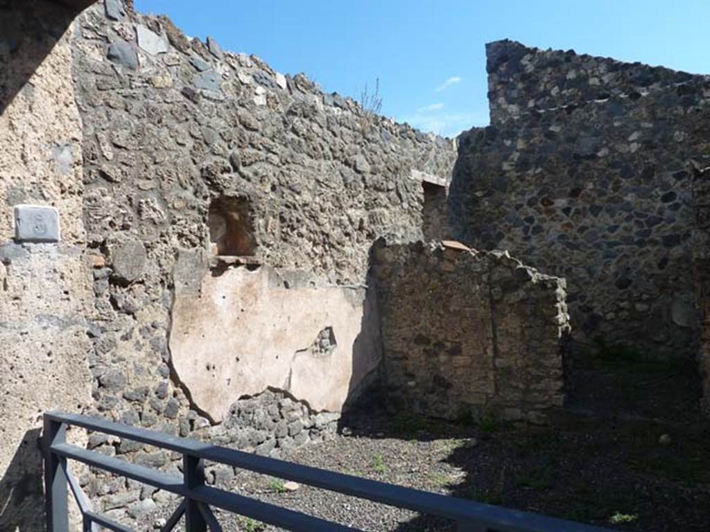 I.13.5 Pompeii. September 2015. East wall of shop.