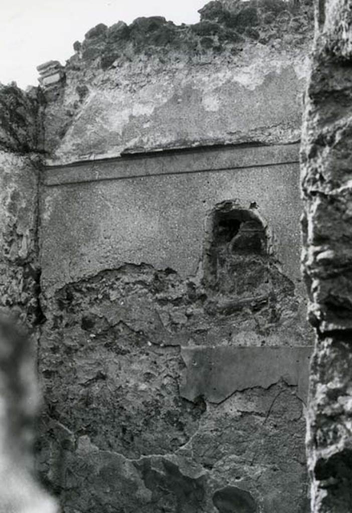 I.13.11 Pompeii. 1975. House, north wall of triclinium in NW corner of atrium. Photo courtesy of Anne Laidlaw.
American Academy in Rome, Photographic Archive. Laidlaw collection _P_75_6_10.

