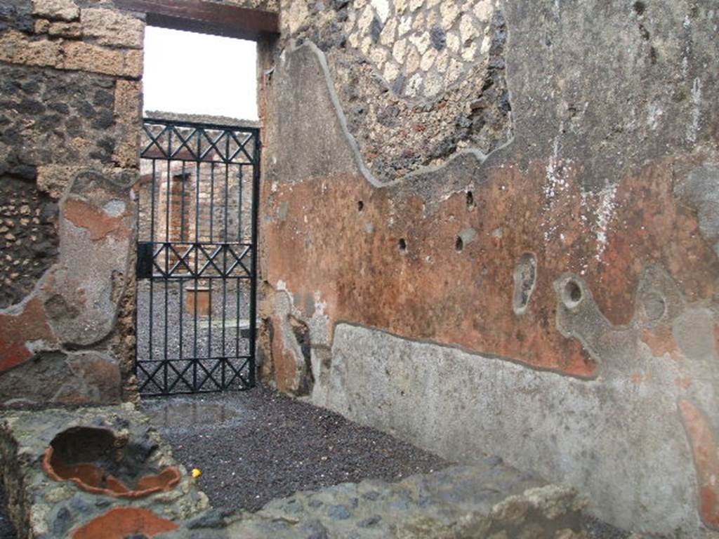 I.13.13 Pompeii.  December 2004. Corner Wall at junction.