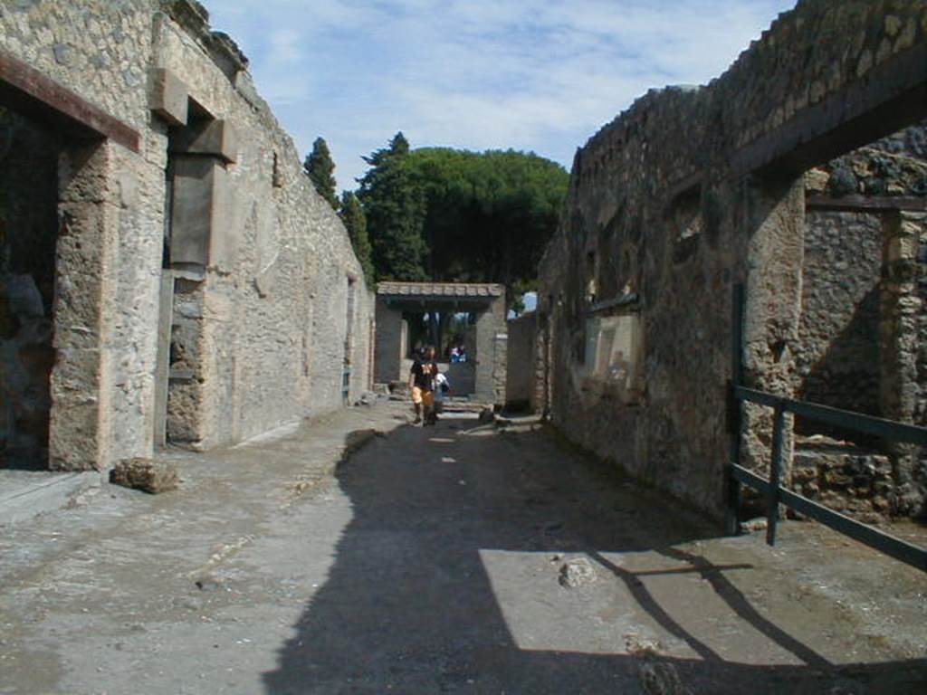 I.13.13 Pompeii. September 2004. Via di Castricio looking east.           I.14
