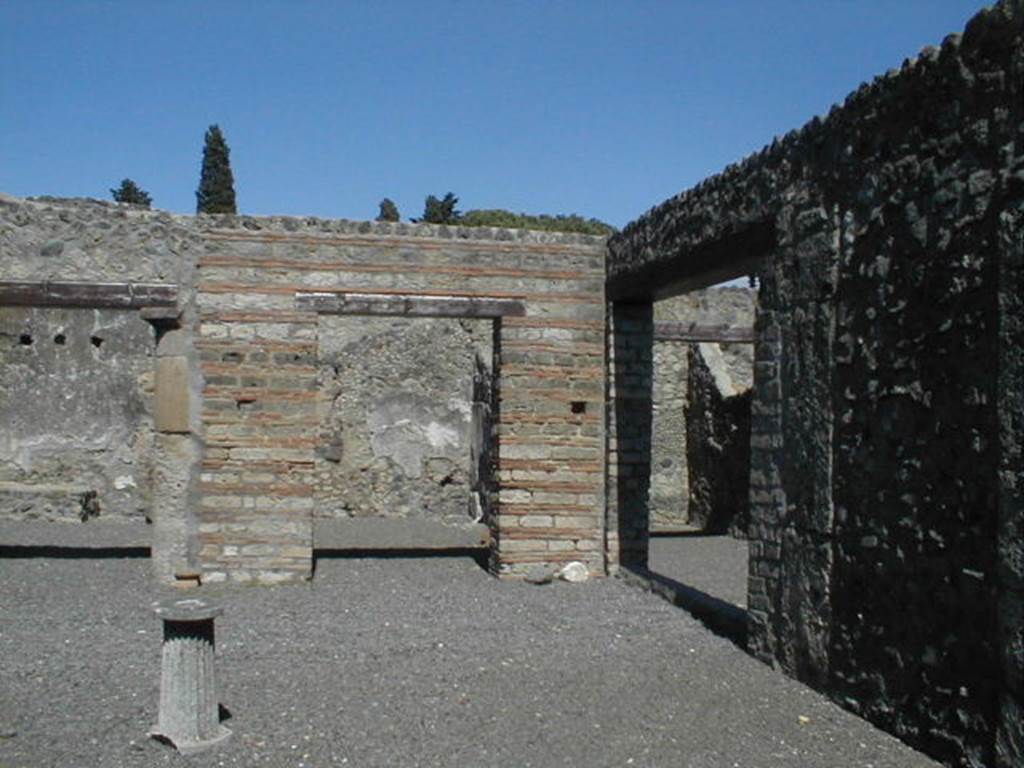 I.13.14 Pompeii. May 2005. Doorway to atrium of I.13.12 is on the right.
