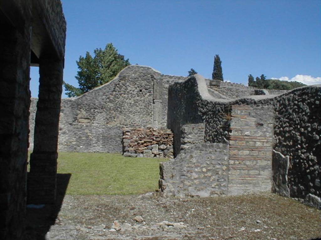 I.13.16 Pompeii.  Caupona.  May 2005.  South side with garden at rear.