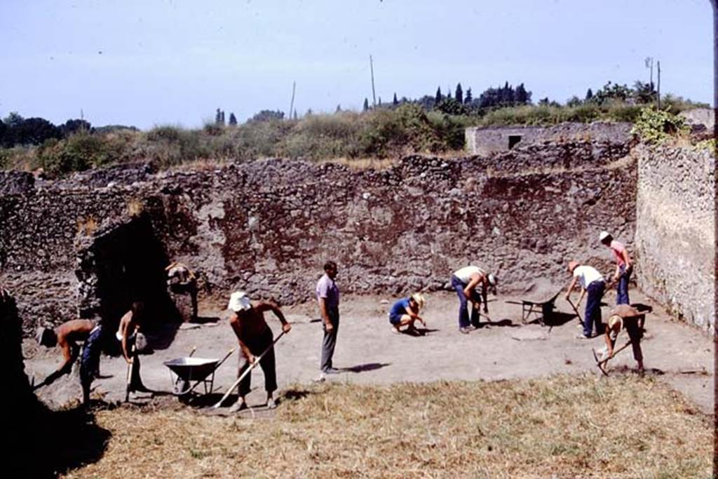 I.14.2 Pompeii. 1972. Looking west across garden area, during excavations. Photo by Stanley A. Jashemski. 
Source: The Wilhelmina and Stanley A. Jashemski archive in the University of Maryland Library, Special Collections (See collection page) and made available under the Creative Commons Attribution-Non Commercial License v.4. See Licence and use details. J72f0183

