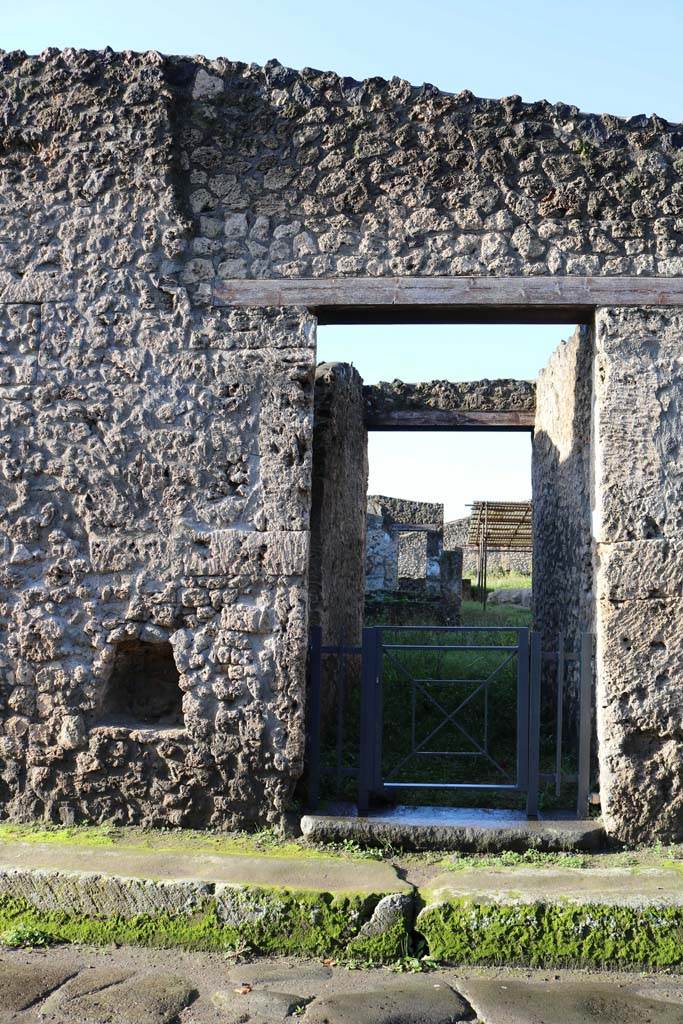 I.14.4, Pompeii. December 2018. 
Looking west to entrance doorway. Photo courtesy of Aude Durand.
