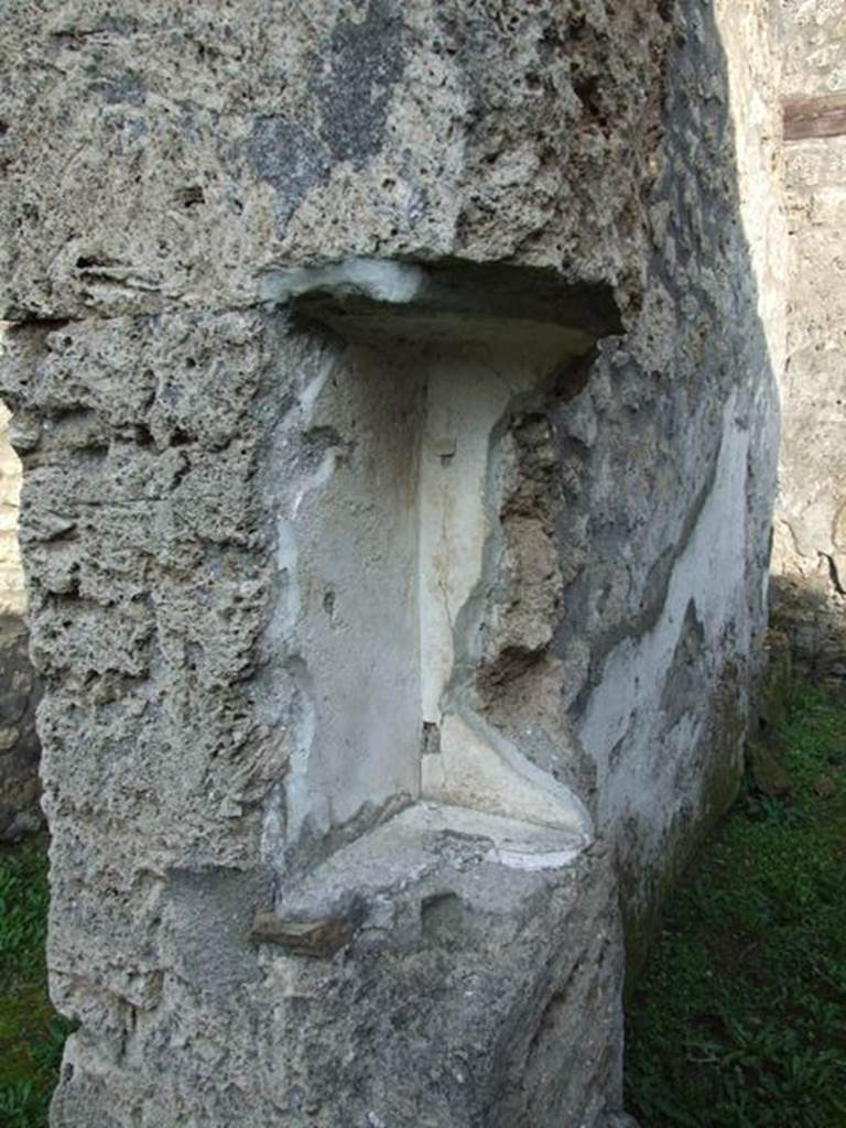 I.14.4 Pompeii. December 2007. Room 10, niche on north side of doorway to room on south side of fauces.  