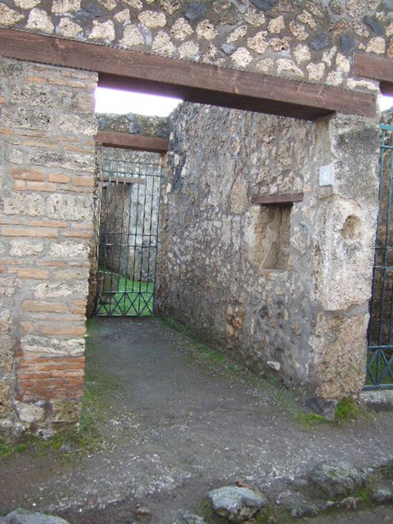 I.14.6 Pompeii. December 2005. Entrance doorway, with niche in west wall.