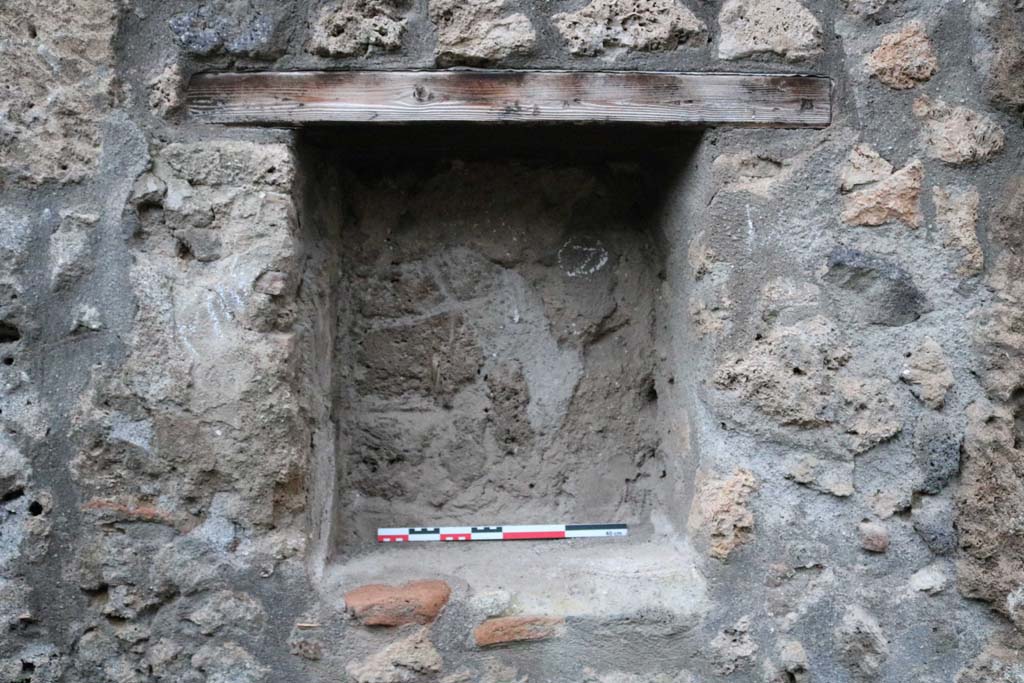 I.14.6 Pompeii. December 2018. Detail of niche in west wall. Photo courtesy of Aude Durand.