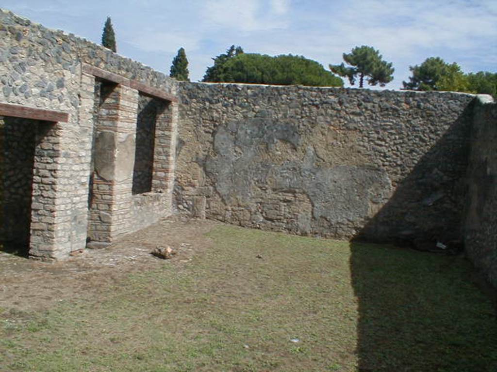 I.14.9 Pompeii.  Hospitium.  September 2004.    East wall.