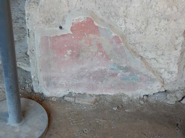 I.14.12/13, Pompeii. May 2018. Room 32, looking east to painted decoration on north side of doorway to room 34. Photo courtesy of Buzz Ferebee.
