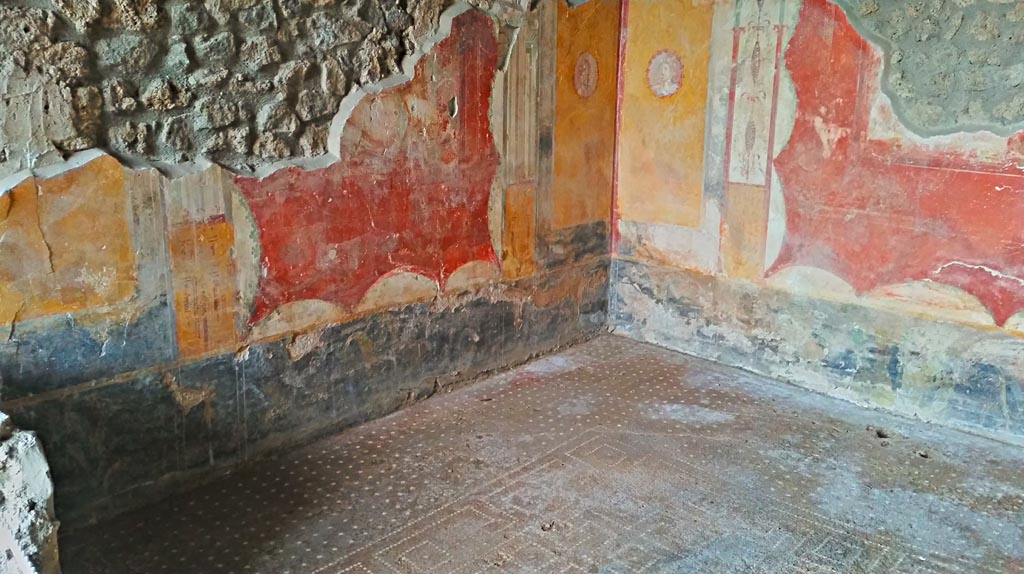 I.14.12, Pompeii. May 2018. Room 34, looking towards east wall with medallions at north and south end.
Photo courtesy of Buzz Ferebee.
