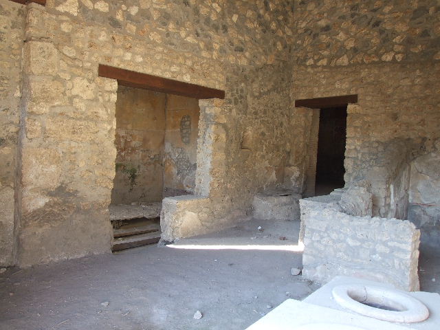I.14.15  Pompeii.  December 2004. West side of bar, with doorways to rooms on west and north side.