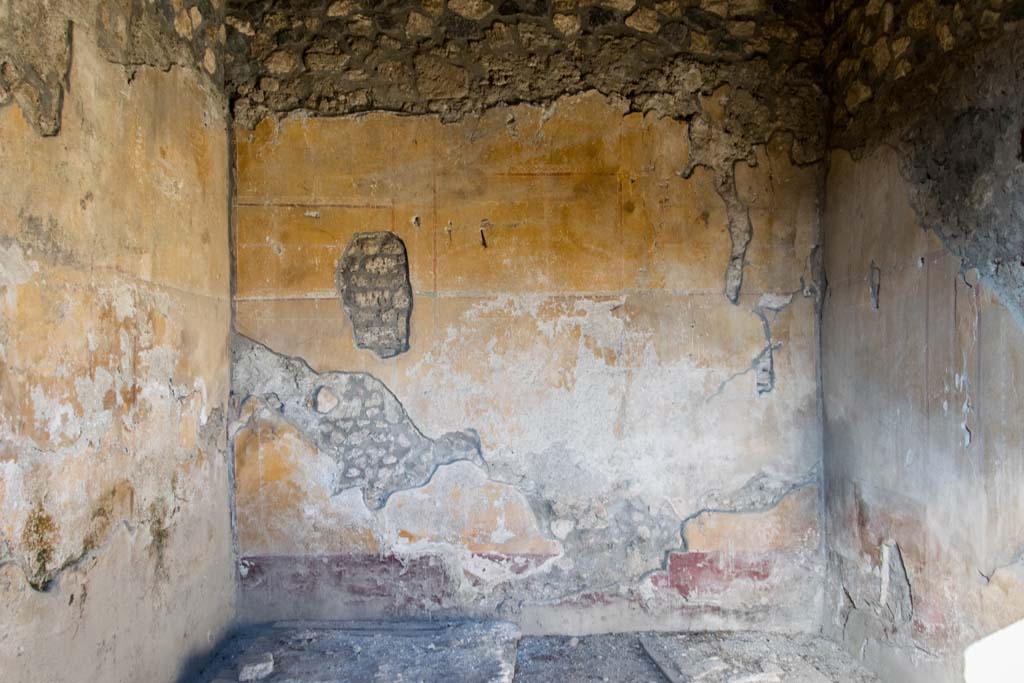 I.14.15 Pompeii. December 2018. 
West wall with feature near door to room on north side. Photo courtesy of Aude Durand.
