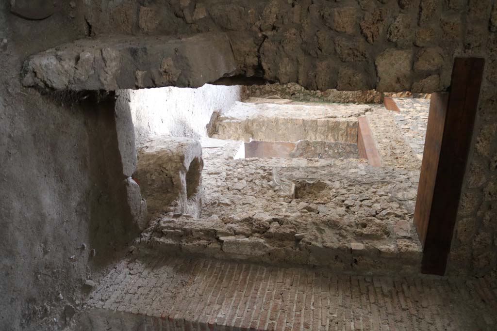 I.14.15 Pompeii. May 2003. Basin in floor on east side of room on north side of bar-room.
Photo courtesy of Nicolas Monteix.
