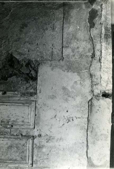I.15.3 Pompeii. 1968. Room 4. House of Ship Europa, E cubiculum (colonnettes), right E wall, right side.  Photo courtesy of Anne Laidlaw.
American Academy in Rome, Photographic Archive. Laidlaw collection _P_68_3_30.
