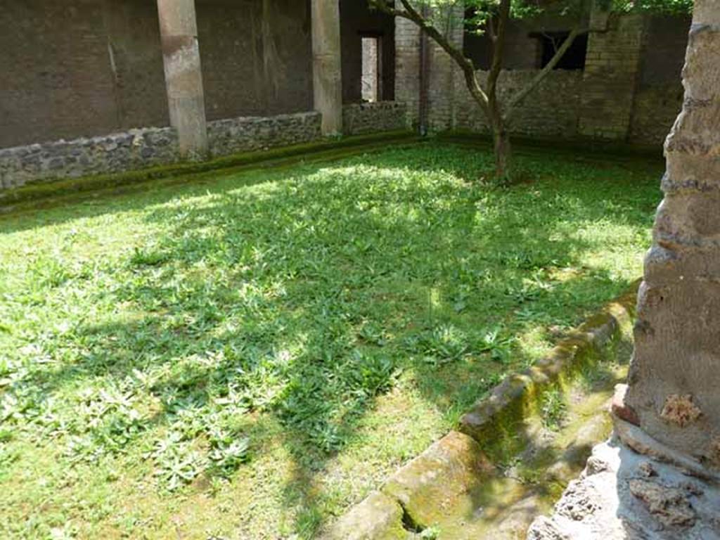 I.15.3 Pompeii. May 2010. Looking south-west across peristyle garden 13 from window in triclinium 1.