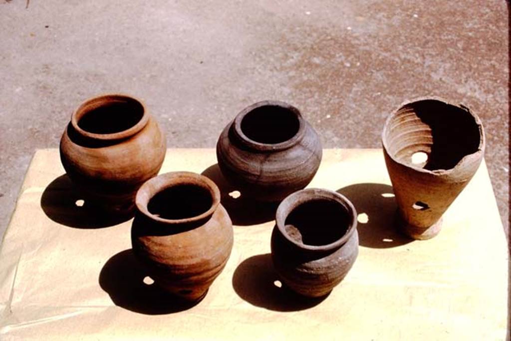 I.15.3 Pompeii, 1973. Terracotta pots. Photo by Stanley A. Jashemski. 
Source: The Wilhelmina and Stanley A. Jashemski archive in the University of Maryland Library, Special Collections (See collection page) and made available under the Creative Commons Attribution-Non Commercial License v.4. See Licence and use details. J73f0180
