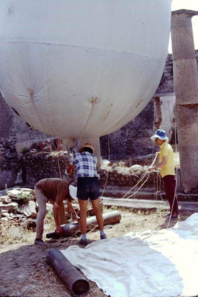 I.15.3 Pompeii. 1974. Balloon tethered in peristyle 13, looking south-east. Photo by Stanley A. Jashemski.   
Source: The Wilhelmina and Stanley A. Jashemski archive in the University of Maryland Library, Special Collections (See collection page) and made available under the Creative Commons Attribution-Non Commercial License v.4. See Licence and use details. J74f0451
