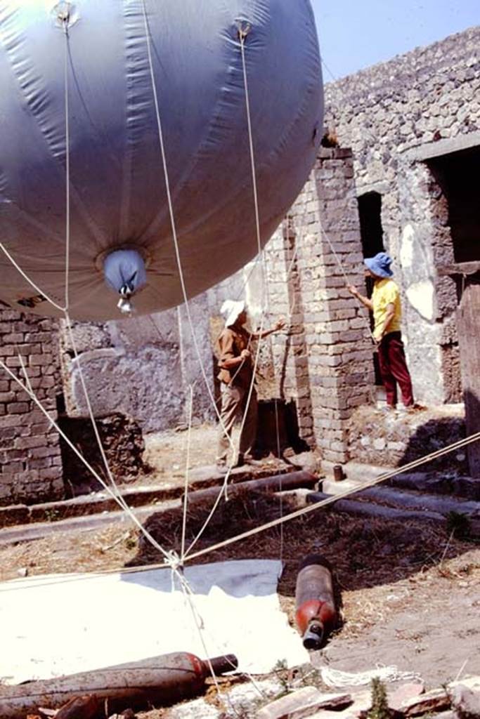 I.15.3 Pompeii. 1974. Tethered balloon in peristyle 13, looking north-west. Photo by Stanley A. Jashemski.   
Source: The Wilhelmina and Stanley A. Jashemski archive in the University of Maryland Library, Special Collections (See collection page) and made available under the Creative Commons Attribution-Non Commercial License v.4. See Licence and use details. J74f0458
