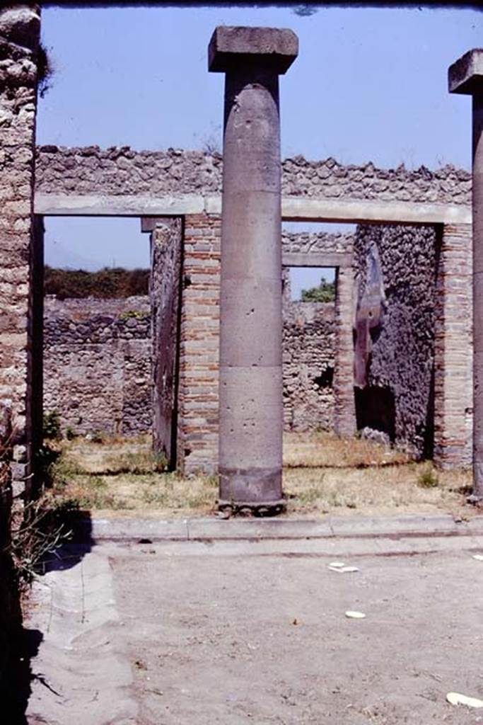 I.16.2 Pompeii. September 2005. Entrance corridor.