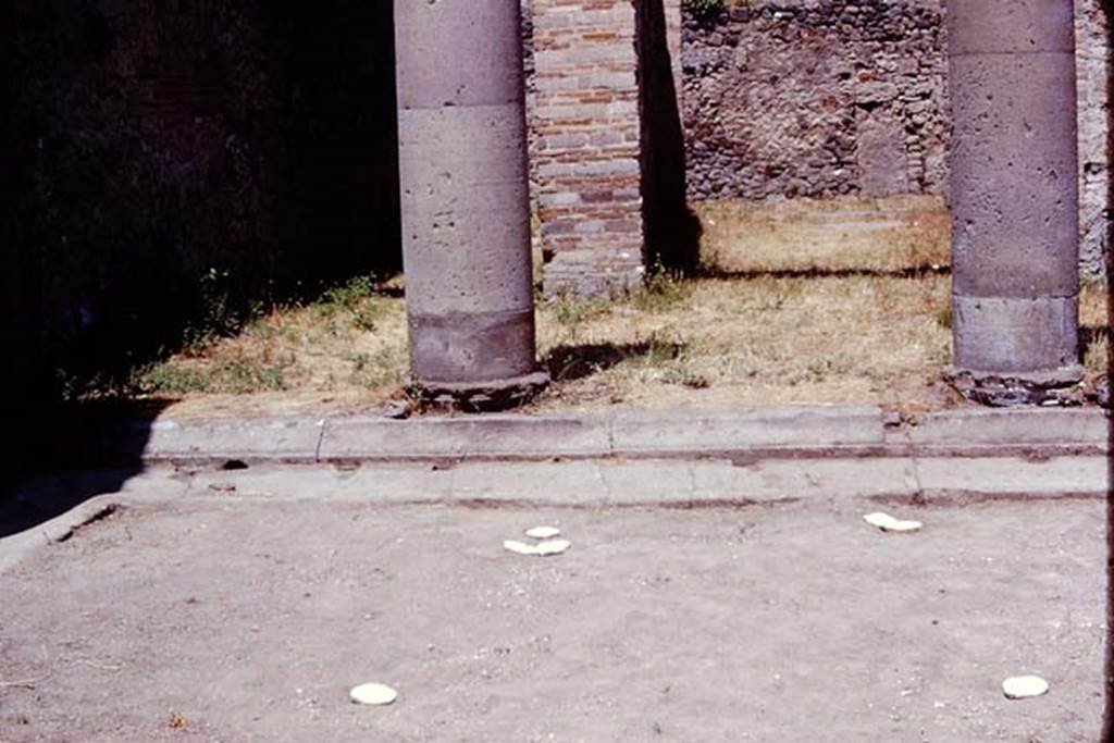 I.16.2, Pompeii. Detail of bronze statue of a young Bacchus.
See Elia, O., 1961. Bacco Fanciullo e Dioniso Chtonio a Pompei: Bollettino d’Arte 1961, Fasc. I-II, (p.2, fig.2). 
