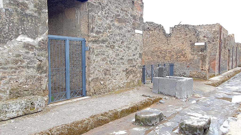 I.16.4 Pompeii. July 2021. Looking west to entrance doorway on south side of Via di Castricio. 
Foto Annette Haug, ERC Grant 681269 DÉCOR. 


