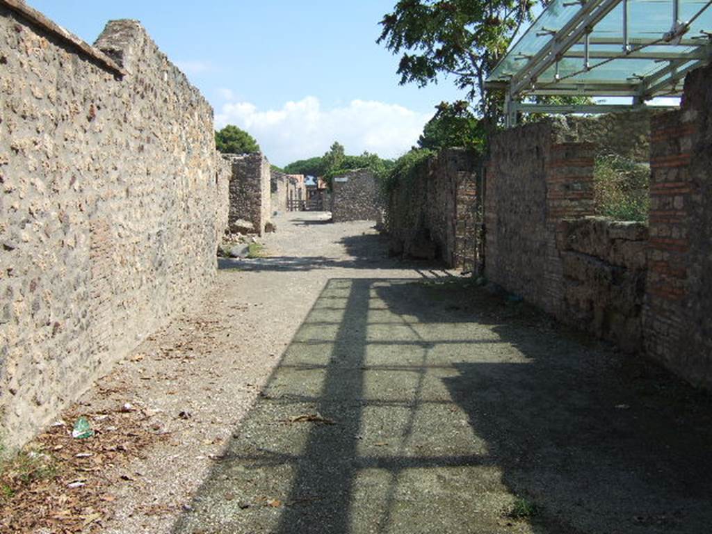I.16.5 Pompeii. September 2005. Roadway looking east. I.22, on right.