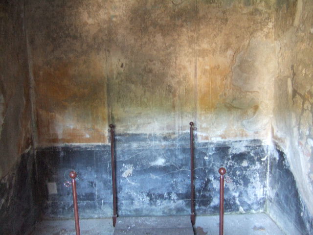 I.16.5 Pompeii. September 2005. Painted wall in room on east side of peristyle.
