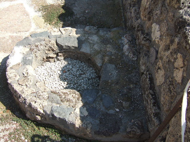 I.16.5 Pompeii. September 2005. Remains of cistern-mouth.