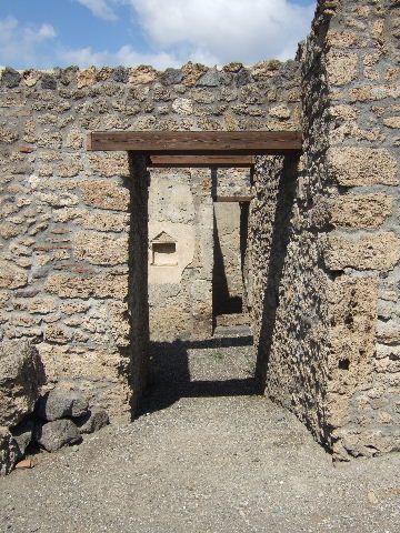 I.16.6 Pompeii. September 2005. Entrance doorway.