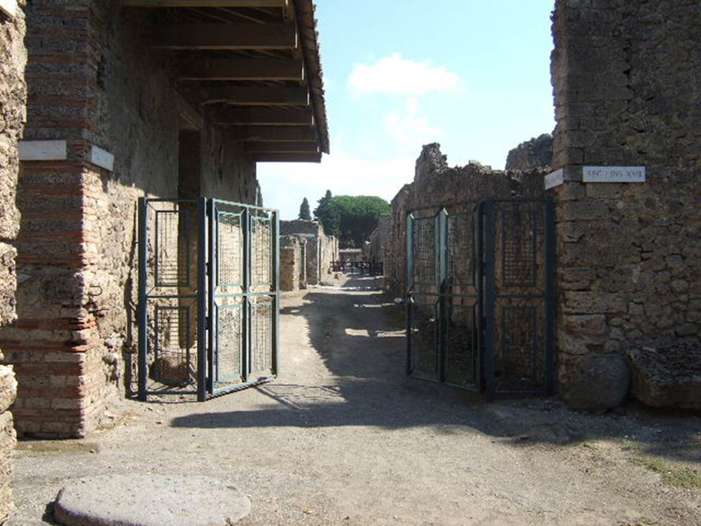 I.9.13 Pompeii. September 2005. Via di Castricio looking east. I.17.1.